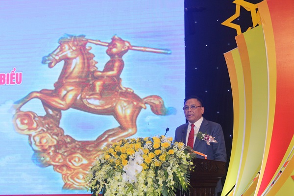&amp;Ocirc;ng Cao Tiến Đoan, Chủ tịch Hiệp hội Doanh nghiệp tỉnh Thanh H&amp;oacute;a trong buổi lễ t&amp;ocirc;n vinh