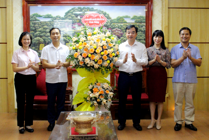 L&amp;atilde;nh đạo Sở Th&amp;ocirc;ng tin v&amp;agrave; Truyền th&amp;ocirc;ng tặng hoa ch&amp;uacute;c mừng Viettel Ph&amp;uacute; Thọ nh&amp;acirc;n ng&amp;agrave;y Doanh nh&amp;acirc;n Việt Nam