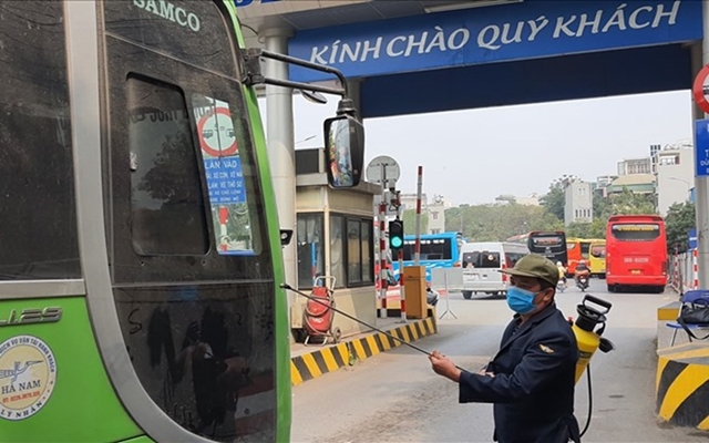 Cần k&amp;ecirc; khai th&amp;ocirc;ng tin v&amp;agrave;o danh s&amp;aacute;ch h&amp;agrave;nh kh&amp;aacute;ch đi xe theo hướng dẫn của l&amp;aacute;i xe hoặc nh&amp;acirc;n vi&amp;ecirc;n phục vụ tr&amp;ecirc;n xe