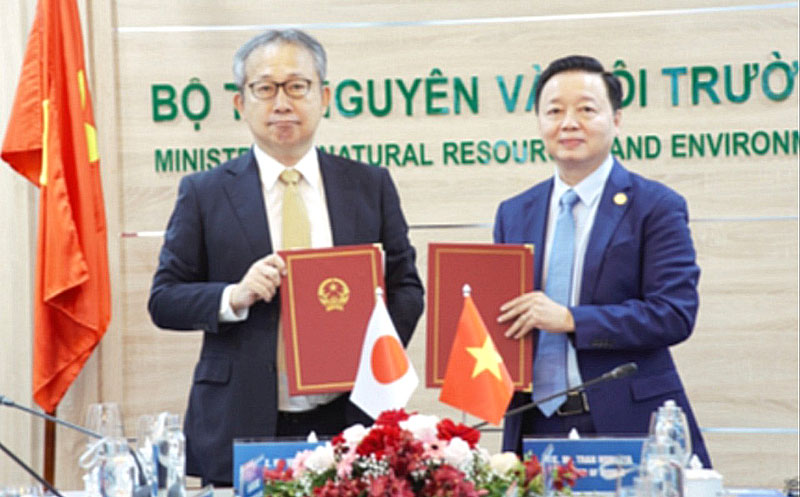 Bộ trưởng Bộ T&amp;agrave;i nguy&amp;ecirc;n v&amp;agrave; M&amp;ocirc;i trường Trần Hồng H&amp;agrave; v&amp;agrave; Đại sứ Nhật Bản tại Việt Nam Yamada Takio k&amp;yacute; bi&amp;ecirc;n bản ghi nhớ.