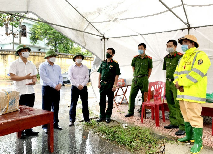 L&amp;atilde;nh đạo huyện L&amp;acirc;m Thao kiểm tra, giao nhiệm vụ cho c&amp;aacute;n bộ chiến sĩ trực chốt kiểm so&amp;aacute;t dịch bệnh tại đường Nguyễn Mẫn Đốc, khu L&amp;acirc;m Thao, thị trấn L&amp;acirc;m Thao