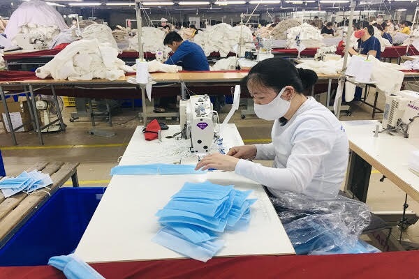Doanh nghiệp Thanh H&amp;oacute;a vừa thực hiện tốt c&amp;ocirc;ng t&amp;aacute;c ph&amp;ograve;ng, chống dịch, vừa đẩy mạnh sản xuất kinh doanh theo phương ch&amp;acirc;m &amp;ldquo;an to&amp;agrave;n để sản xuất v&amp;agrave; sản xuất phải an to&amp;agrave;n&amp;rdquo;