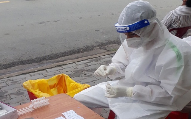 Trong ng&amp;agrave;y 16/10/2021, thực hiện x&amp;eacute;t nghiệm nhanh diện rộng cho 13.878 người, ph&amp;aacute;t hiện 445 trường hợp dương t&amp;iacute;nh (chiếm tỷ lệ 3,21%).