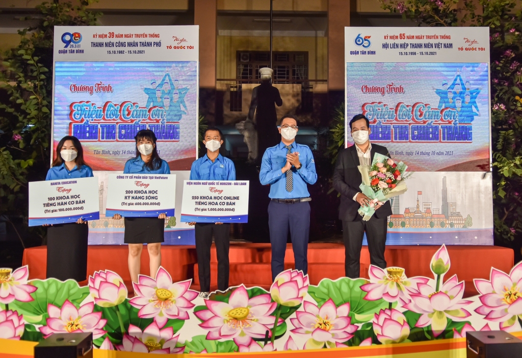 C&amp;aacute;c kiều b&amp;agrave;o H&amp;agrave;n Quốc, Đ&amp;agrave;i Loan vừa trao tặng hơn 1.000 kh&amp;oacute;a học ngoại ngữ, kỹ năng sống trị g&amp;iacute;a gần 3,5 tỉ đồng cho ĐVTN Quận 3 v&amp;agrave; qu&amp;acirc;n T&amp;acirc;n B&amp;igrave;nh