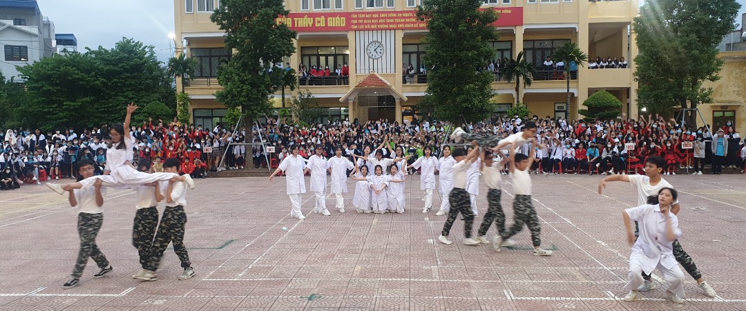 Giữa đại dịch Covid 19, đo&amp;agrave;n kết y&amp;ecirc;u thương chia sẻ đ&amp;oacute; l&amp;agrave; th&amp;ocirc;ng điệp gửi gắm của tập thể lớp 11B7 với chủ đề &amp;ldquo;Covy nhanh đi đi&amp;rdquo;.