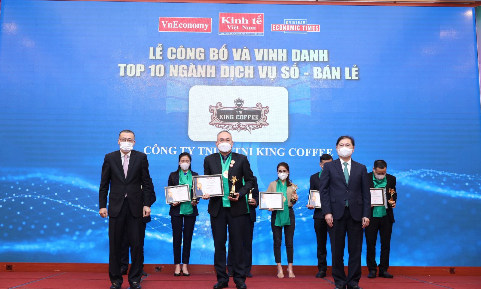 Đại diện King Coffee nhận giải  &amp;ldquo;Top 10 ng&amp;agrave;nh Dịch vụ số &amp;amp; B&amp;aacute;n lẻ Ti&amp;ecirc;u d&amp;ugrave;ng&amp;rdquo; 2020-2021