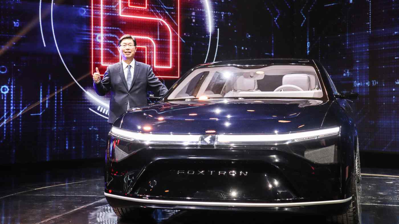 Chủ tịch Foxconn - Young Liu - c&amp;ocirc;ng bố một trong những nguy&amp;ecirc;n mẫu xe điện