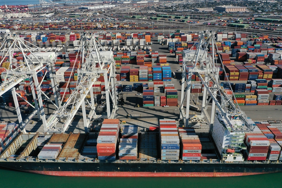 H&amp;igrave;nh ảnh t&amp;agrave;u chở h&amp;agrave;ng chất đầy container tại cảng Oakland, California
