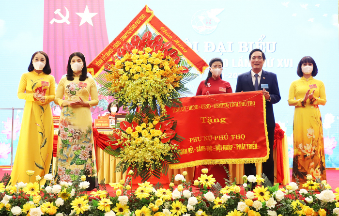 Thay mặt Tỉnh ủy, HĐND, UBND, Ủy ban MTTQ tỉnh, B&amp;iacute; thư Tỉnh ủy Ph&amp;uacute; Thọ tặng Đại hội lẵng hoa ch&amp;uacute;c mừng v&amp;agrave; bức trướng mang d&amp;ograve;ng chữ: &amp;ldquo;Phụ nữ Đất Tổ: Đo&amp;agrave;n kết, s&amp;aacute;ng tạo, hội nhập, ph&amp;aacute;t triển&amp;rdquo;