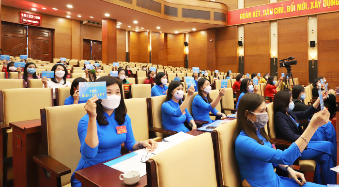 C&amp;aacute;c đại biểu biểu quyết bầu BCH Hội LHPN tỉnh Ph&amp;uacute; Thọ kh&amp;oacute;a XVI