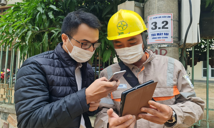 Nh&amp;acirc;n vi&amp;ecirc;n điện lực Bảo L&amp;acirc;m hướng dẫn kh&amp;aacute;ch h&amp;agrave;ng thanh to&amp;aacute;n tiền điện bằng quy&amp;eacute;t m&amp;atilde; QR Code.