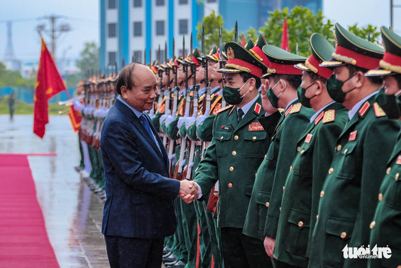 Chủ tịch nước Nguyễn Xu&amp;acirc;n Ph&amp;uacute;c đến thăm Cục G&amp;igrave;n giữ h&amp;ograve;a b&amp;igrave;nh Việt Nam chiều 18-10 - Ảnh: NAM TRẦN/ TTO