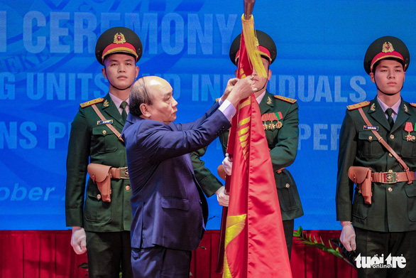 Chủ tịch nước tặng thưởng Hu&amp;acirc;n chương Bảo vệ Tổ quốc hạng nh&amp;igrave; cho Cục G&amp;igrave;n giữ h&amp;ograve;a b&amp;igrave;nh Việt Nam - Ảnh: NAM TRẦN