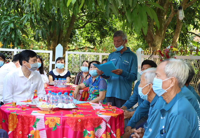 Chủ tịch Uỷ ban nh&amp;acirc;n d&amp;acirc;n tỉnh Phạm Thiện Nghĩa (b&amp;igrave;a tr&amp;aacute;i) nghe chủ nhiệm  Định T&amp;acirc;n Hội qu&amp;aacute;n th&amp;ocirc;ng tin về t&amp;igrave;nh h&amp;igrave;nh hoạt động. Ảnh tư liệu