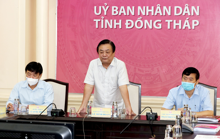 Bộ trưởng L&amp;ecirc; Minh Hoan (giữa) ph&amp;aacute;t biểu tại điểm cầu Đồng Th&amp;aacute;p. B&amp;iacute; thư Tỉnh ủy L&amp;ecirc; Quốc Phong, Chủ tịch Ủy ban nh&amp;acirc;n d&amp;acirc;n tỉnh Phạm Thiện Nghĩa, Ph&amp;oacute; Chủ tịch Ủy ban nh&amp;acirc;n d&amp;acirc;n tỉnh Huỳnh Minh Tuấn  c&amp;ugrave;ng l&amp;atilde;nh đạo một số sở, ng&amp;agrave;nh tỉnh v&amp;agrave; hợp t&amp;aacute;c x&amp;atilde;, hội qu&amp;aacute;n tr&amp;ecirc;n địa b&amp;agrave;n tham dự.