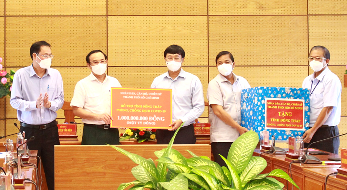 B&amp;iacute; thư Th&amp;agrave;nh ủy TP.HCM thay mặt Đảng bộ, nh&amp;acirc;n d&amp;acirc;n Th&amp;agrave;nh phố  trao tiền hỗ trợ, thiết bị y tế phục vụ c&amp;ocirc;ng t&amp;aacute;c ph&amp;ograve;ng, chống dịch cho Đồng Th&amp;aacute;p.