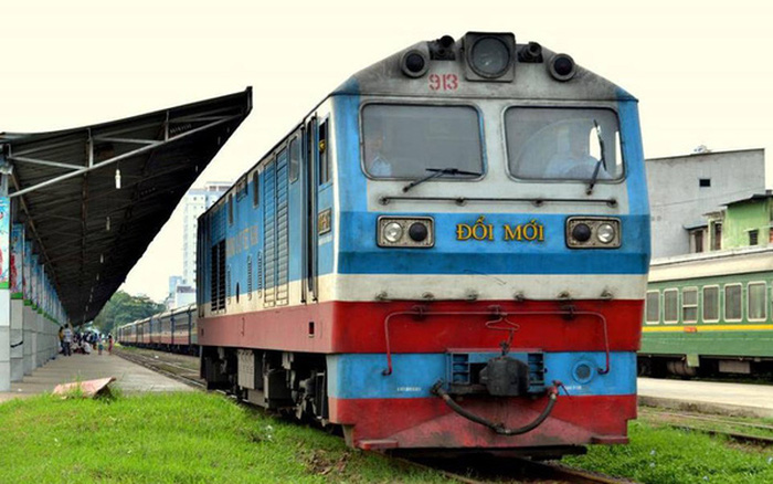 Ch&amp;iacute;nh phủ n&amp;ecirc;n ưu ti&amp;ecirc;n cải thiện cơ sở hạ tầng ng&amp;agrave;nh đường sắt một trong những phương thức vận tải lạc hậu nhất của logistics để chia lửa, giảm tải cho hệ thống đường bộ. Ảnh: N.K