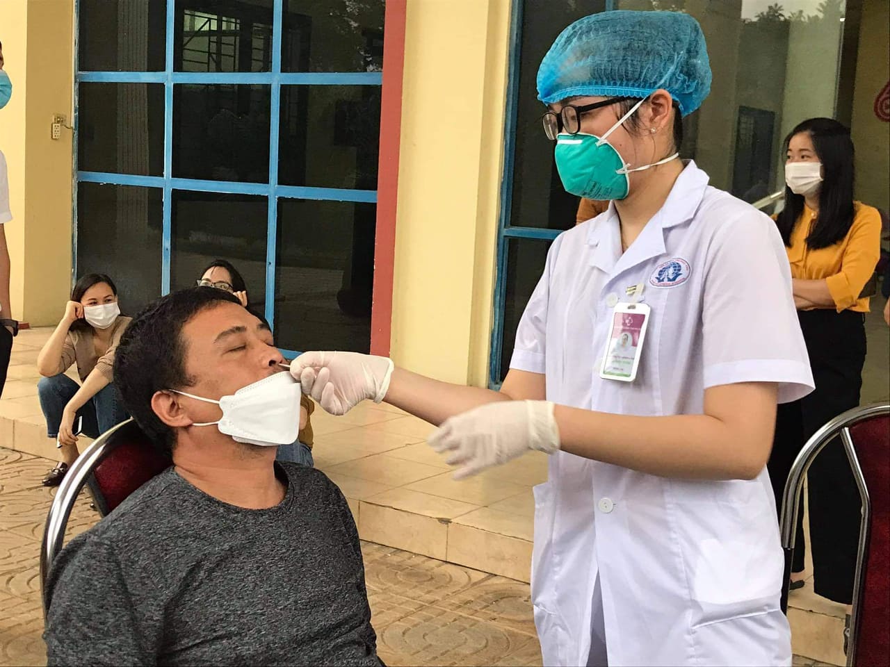 Lấy mẫu x&amp;eacute;t nghiệm Covid-19 cho c&amp;aacute;n bộ ph&amp;oacute;ng vi&amp;ecirc;n Đ&amp;agrave;i truyền h&amp;igrave;nh tỉnh Ph&amp;uacute; Thọ