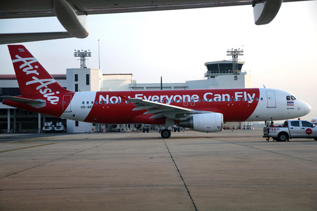 Một m&amp;aacute;y bay AirAsia tại s&amp;acirc;n bay Don Mueang ở Bangkok