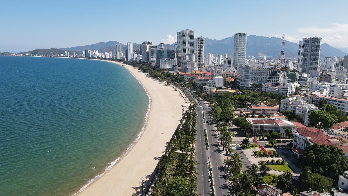 B&amp;atilde;i biển Nha Trang tr&amp;ecirc;n đường Trần Ph&amp;uacute;. Ảnh: Xu&amp;acirc;n Ngọc