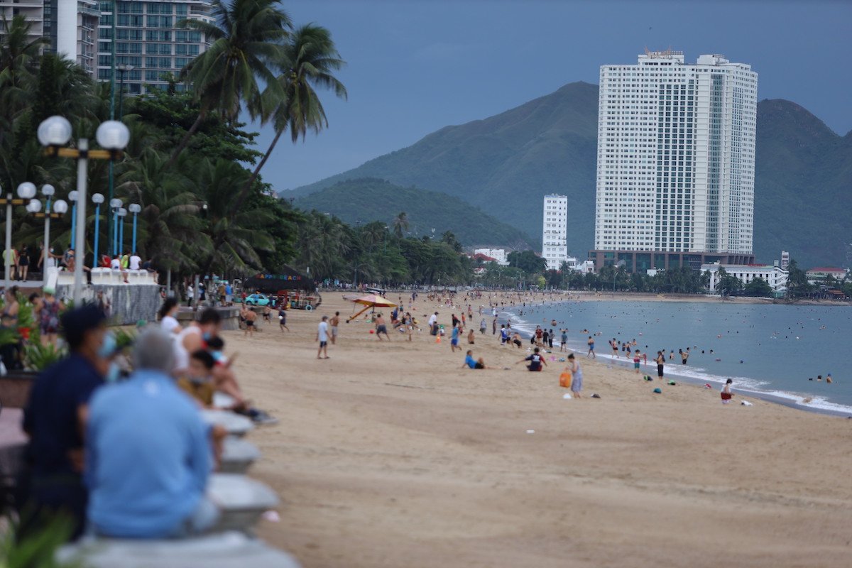 Người d&amp;acirc;n Nha Trang được vui chơi tắm biển trở lại từ ng&amp;agrave;y 16/10.  Ảnh: Xu&amp;acirc;n Ngọc.