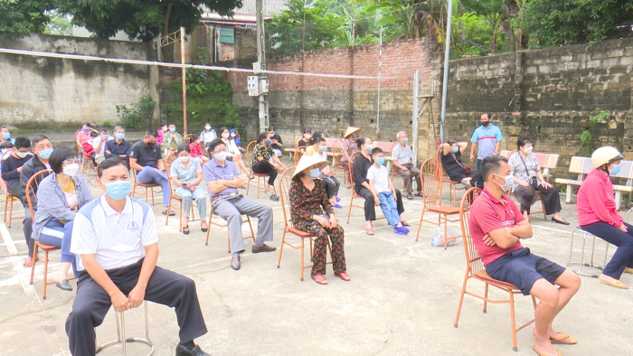 Người d&amp;acirc;n tr&amp;ecirc;n địa b&amp;agrave;n huyện Ph&amp;ugrave; Ninh thực hiện nghi&amp;ecirc;m đeo khẩu trang, gi&amp;atilde;n c&amp;aacute;ch khi lấy mẫu test nhanh Covid- 19
