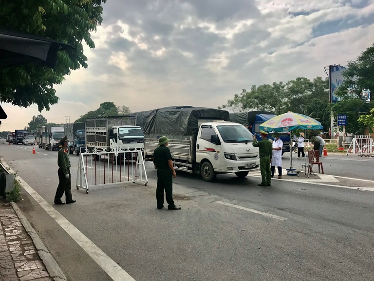 Vĩnh Ph&amp;uacute;c dừng hoạt động c&amp;aacute;c chốt kiểm so&amp;aacute;t dịch bệnh trọng yếu tr&amp;ecirc;n địa b&amp;agrave;n, thay v&amp;agrave;o đ&amp;oacute; l&amp;agrave; th&amp;agrave;nh lập c&amp;aacute;c &amp;ldquo;Chốt hỗ trợ người d&amp;acirc;n v&amp;agrave; doanh nghiệp kiểm so&amp;aacute;t dịch bệnh Covid-19&amp;rdquo; để đ&amp;aacute;p ứng y&amp;ecirc;u cầu ph&amp;ograve;ng, chống dịch trong t&amp;igrave;nh h&amp;igrave;nh mới