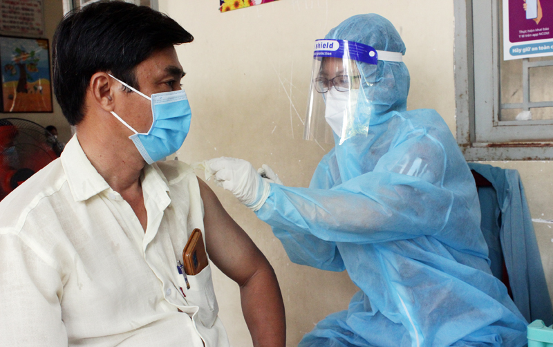 Người d&amp;acirc;n phường Trảng D&amp;agrave;i ti&amp;ecirc;m vắc xin ph&amp;ograve;ng COVID-19/ Nguồn ảnh CDC Đồng Nai