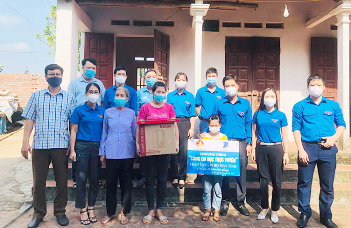 VNPT Ph&amp;uacute; Thọ trao tặng m&amp;aacute;y t&amp;iacute;nh cho học sinh ngh&amp;egrave;o huyện L&amp;acirc;m Thao