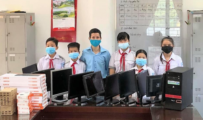 Thầy gi&amp;aacute;o Nguyễn Văn An trao tặng 10 bộ m&amp;aacute;y t&amp;iacute;nh cho 10 em học sinh c&amp;oacute; ho&amp;agrave;n cảnh kh&amp;oacute; khăn của Trường Phổ th&amp;ocirc;ng Hermann Gmeiner th&amp;agrave;nh phố Việt Tr&amp;igrave;
