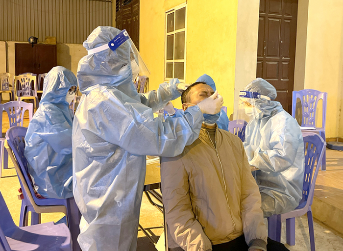 Test nhanh COVID-19 cho người d&amp;acirc;n tr&amp;ecirc;n địa b&amp;agrave;n th&amp;agrave;nh phố Việt Tr&amp;igrave;