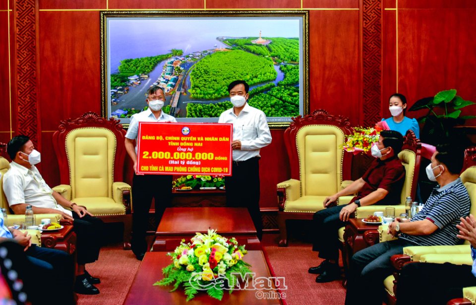 Đồng ch&amp;iacute; Huỳnh Quốc Việt, Uỷ vi&amp;ecirc;n dự khuyết BCH Trung ương Đảng, Ph&amp;oacute; b&amp;iacute; thư Tỉnh uỷ, Chủ tịch UBND tỉnh C&amp;agrave; Mau (phải), tiếp nhận 2 tỷ đồng do tỉnh Đồng Nai tặng, hỗ trợ tỉnh C&amp;agrave; Mau ph&amp;ograve;ng, chống dịch Covid-19.