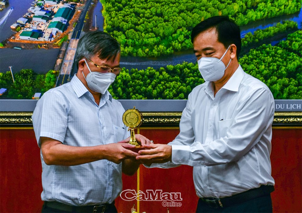 Thay mặt Đảng bộ, ch&amp;iacute;nh quyền v&amp;agrave; Nh&amp;acirc;n d&amp;acirc;n tỉnh C&amp;agrave; Mau, đồng ch&amp;iacute; Huỳnh Quốc Việt ghi nhận sự hỗ trợ của tỉnh Đồng Nai v&amp;agrave; trao tặng hoa, biểu trưng tỉnh C&amp;agrave; Mau cho đồng ch&amp;iacute; Cao Tiến Dũng, Chủ tịch UBND tỉnh Đồng Nai.