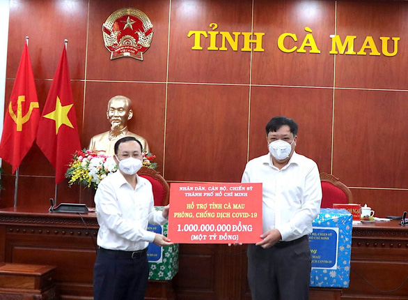 &amp;Ocirc;ng Nguyễn Văn Hiếu (b&amp;ecirc;n tr&amp;aacute;i) trao nguồn hỗ trợ C&amp;agrave; Mau chống dịch COVID-19 - Ảnh: NGUYỄN H&amp;Ugrave;NG