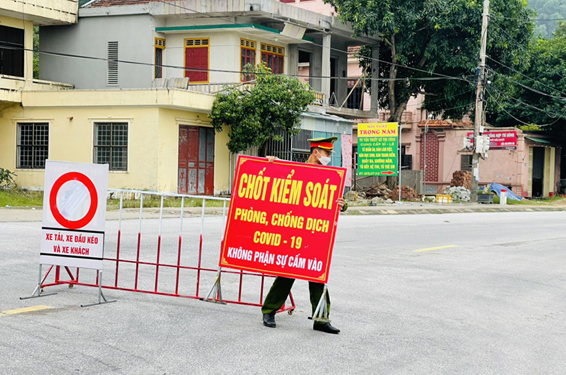 H&amp;agrave; Tĩnh tạm dỡ nhiều chốt kiểm so&amp;aacute;t ph&amp;ograve;ng dịch tr&amp;ecirc;n quốc lộ