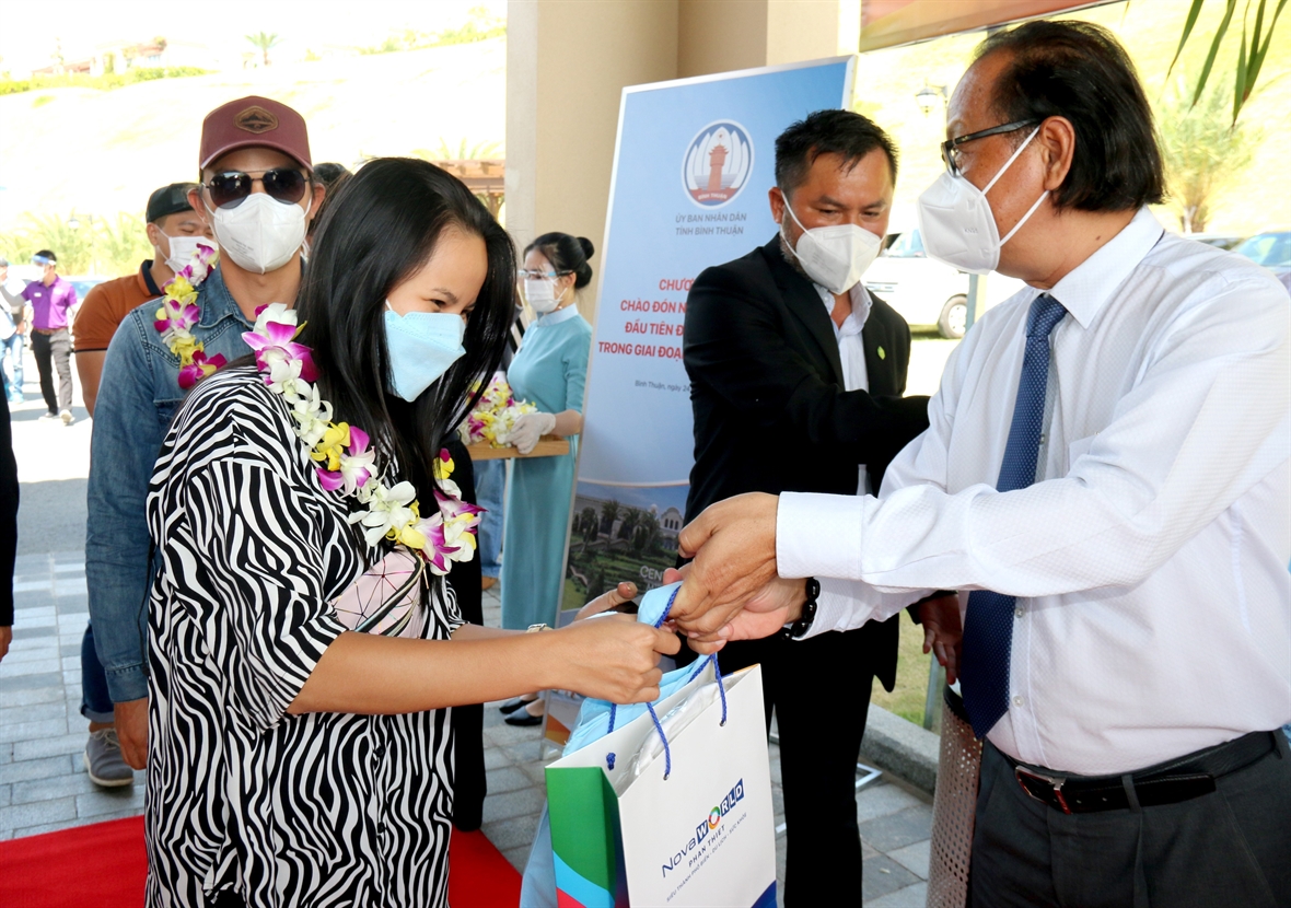 L&amp;atilde;nh đạo Sở VH-TT-DL tỉnh B&amp;igrave;nh Thuận tặng qu&amp;agrave; lưu niệm cho du kh&amp;aacute;ch