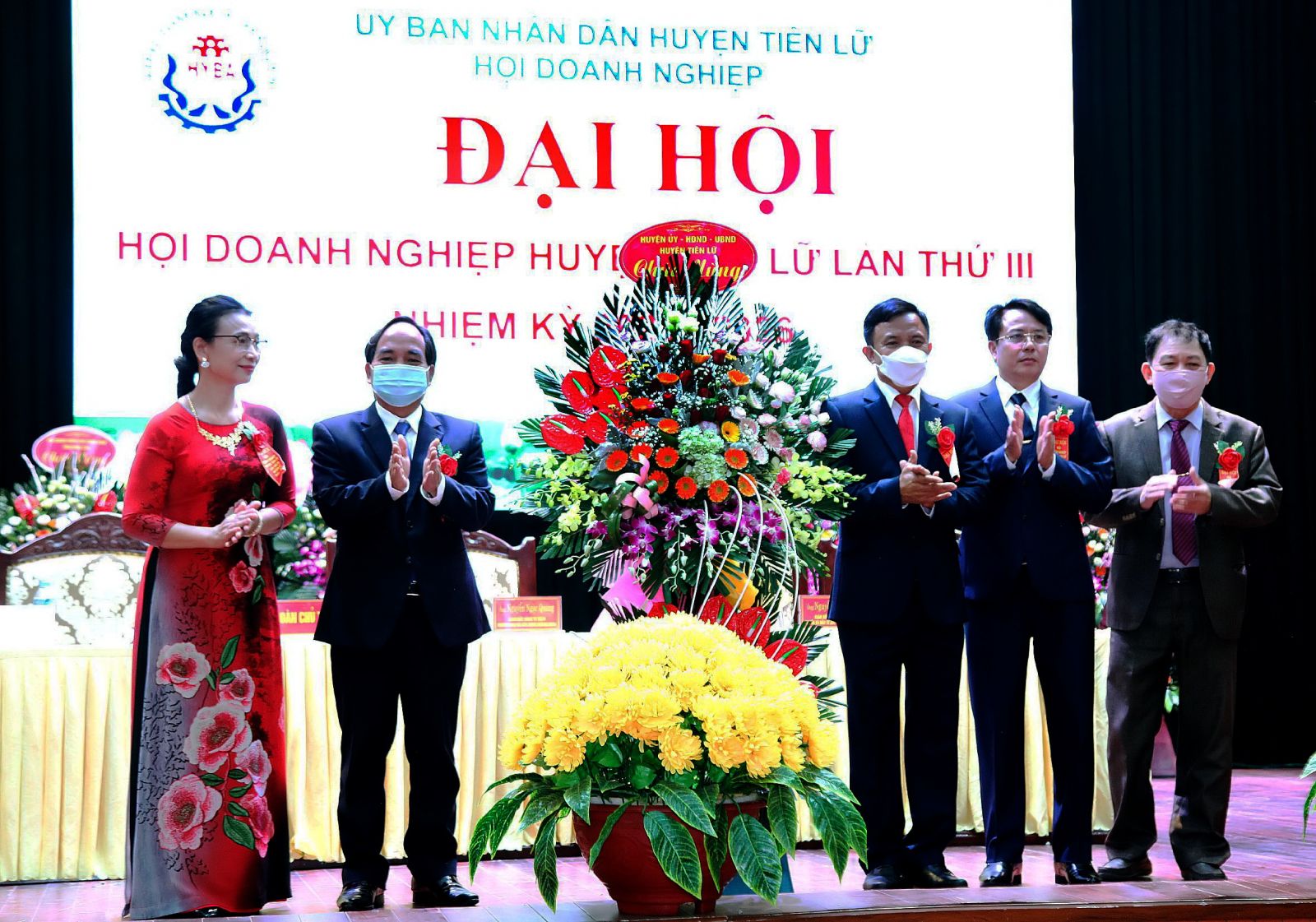 Đồng ch&amp;iacute; Do&amp;atilde;n Anh Qu&amp;acirc;n - Tỉnh ủy vi&amp;ecirc;n - B&amp;iacute; thư Huyện ủy tặng hoa ch&amp;uacute;c mừng Đại hội