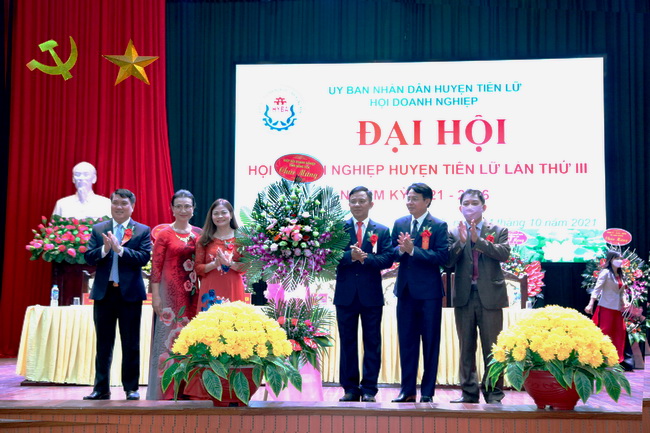 Đồng ch&amp;iacute; Nguyễn Thị Thanh H&amp;agrave; (Người đứng thứ ba b&amp;ecirc;n tr&amp;aacute;i) đại diễn Hội Doanh nghiệp tỉnh Hưng Y&amp;ecirc;n ch&amp;uacute;c mừng Đại hội