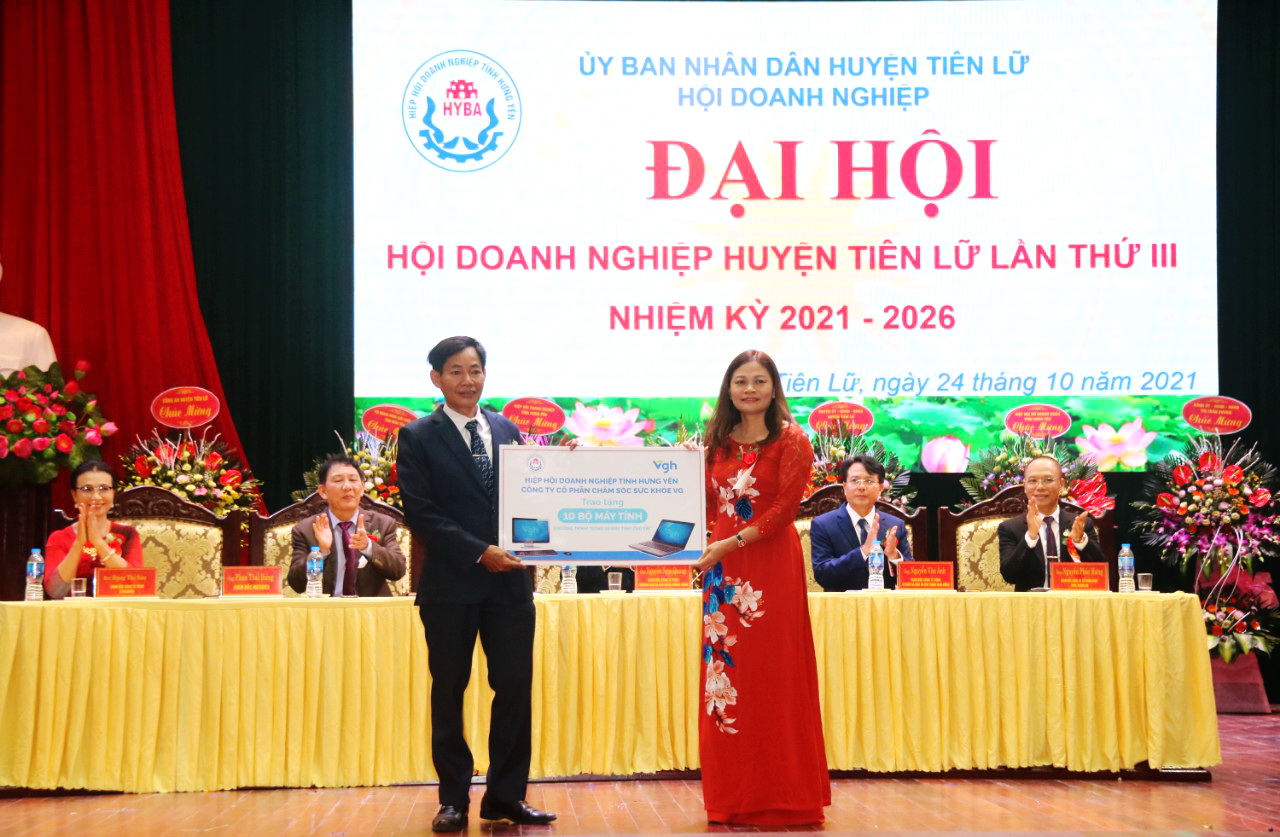 Đại diện Ph&amp;ograve;ng GD-ĐT huyện tiếp nhận 10 bộ m&amp;aacute;y t&amp;iacute;nh từ Chương tr&amp;igrave;nh