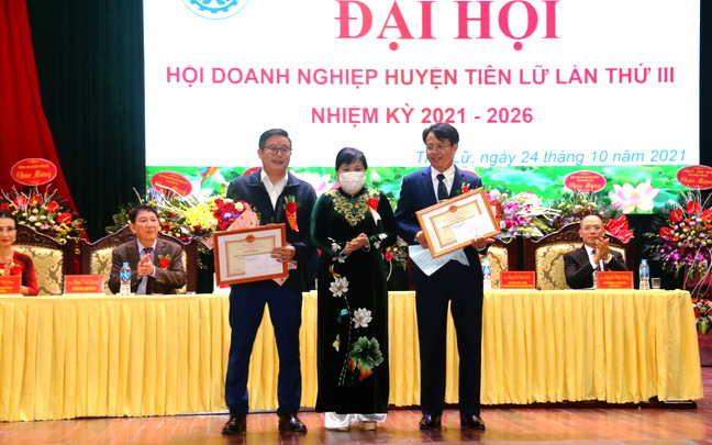 Đồng ch&amp;iacute; Nguyễn Thị B&amp;iacute;ch Hường - Chủ tịch UBND huyện trao bằng khen cho c&amp;aacute;c đơn vị c&amp;oacute; th&amp;agrave;nh t&amp;iacute;ch xuất sắc