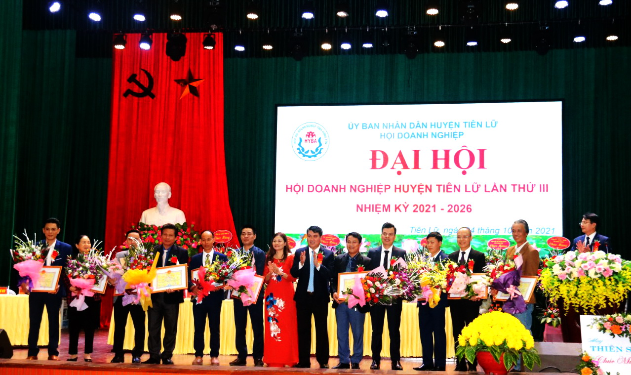 C&amp;aacute;c c&amp;aacute; nh&amp;acirc;n ti&amp;ecirc;u biểu nhận bằng khen của Hội Doanh nghiệp tỉnh Hưng Y&amp;ecirc;n