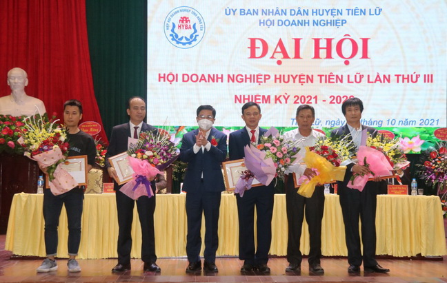 C&amp;aacute;c c&amp;aacute; nh&amp;acirc;n ti&amp;ecirc;u biểu nhận bằng khen của UBND huyện Ti&amp;ecirc;n Lữ.