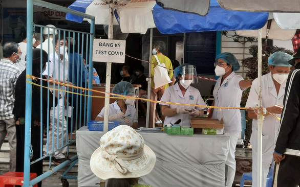 Tại điểm x&amp;eacute;t nghiệm Bệnh viện quận 1,  gi&amp;aacute; x&amp;eacute;t nghiệm nhanh l&amp;agrave; 83.000 đồng/lần