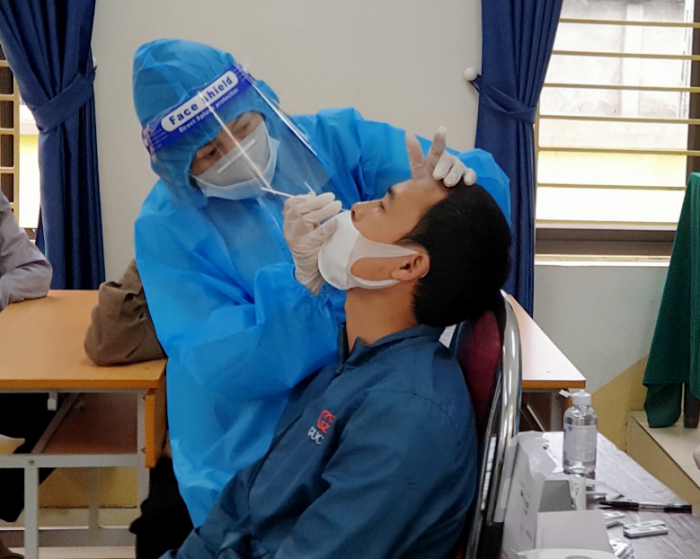 Gi&amp;aacute;o vi&amp;ecirc;n Trường THCS Hưng H&amp;oacute;a, huyện Tam N&amp;ocirc;ng lấy mẫu x&amp;eacute;t nghiệm COVID-19 cho người d&amp;acirc;n