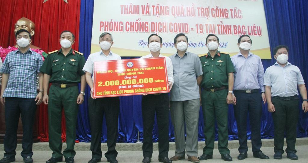 Ph&amp;oacute; B&amp;iacute; thư Tỉnh ủy, Chủ tịch UBND tỉnh Cao Tiến Dũng trao bảng tượng trưng 2 tỷ đồng hỗ trợ tỉnh Bạc Li&amp;ecirc;u (Ảnh: baothanhnien)