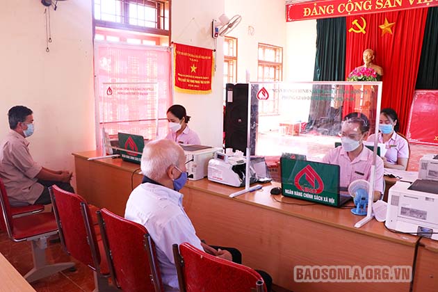 NHCSXH huyện Mai Sơn nhận tiền gửi tiết kiệm tại Điểm giao dịch x&amp;atilde;