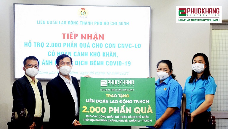 Đại diện Phuc Khang Corporation trao tặng 2.000 phần qu&amp;agrave; cho c&amp;aacute;c em l&amp;agrave; con CBVC-LĐ c&amp;oacute; ho&amp;agrave;n cảnh kh&amp;oacute; khăn