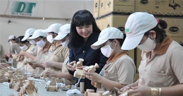 Theo b&amp;agrave; L&amp;ecirc; Hải Liễu, lao động v&amp;agrave; kh&amp;aacute;ch h&amp;agrave;ng l&amp;agrave; hai yếu tố quan trọng cho sự ph&amp;aacute;t triển của doanh nghiệp. Đặc biệt, trong những giai đoạn kh&amp;oacute; khăn, khủng hoảng th&amp;igrave; đ&amp;acirc;y ch&amp;iacute;nh l&amp;agrave; động lực gi&amp;uacute;p doanh nghiệp sống s&amp;oacute;t v&amp;agrave; vực dậy sau