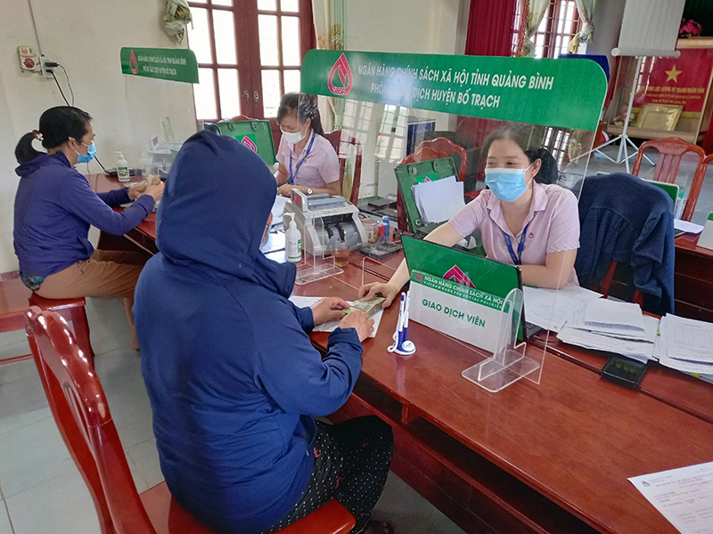 Chương tr&amp;igrave;nh cho vay HSSV được Ph&amp;ograve;ng giao dịch NHCSXH huyện Bố Trạch giải ng&amp;acirc;n kịp thời, đ&amp;uacute;ng đối tượng