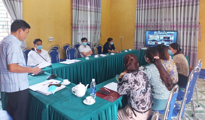 C&amp;aacute;n bộ x&amp;atilde; Thục Luyện ph&amp;aacute;t biểu tại hội nghị trực tuyến của UBND huyện Thanh Sơn với c&amp;aacute;c x&amp;atilde;, thị trấn